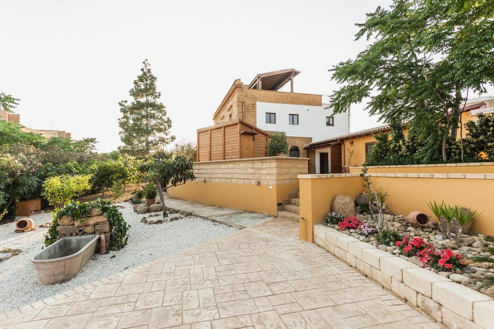Property building, Garden, Area and facilities