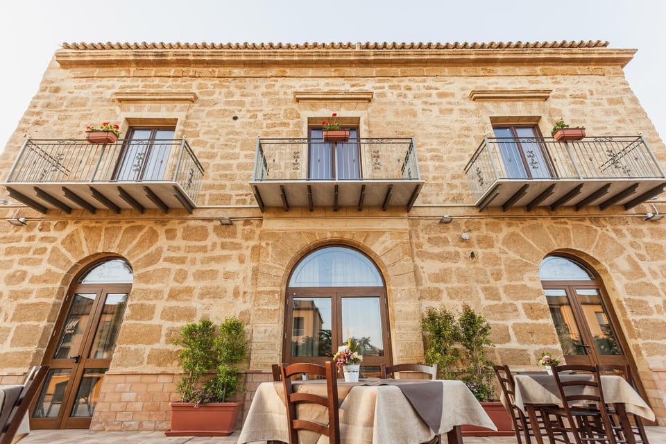 Property building, Patio, Restaurant/places to eat, Facade/entrance