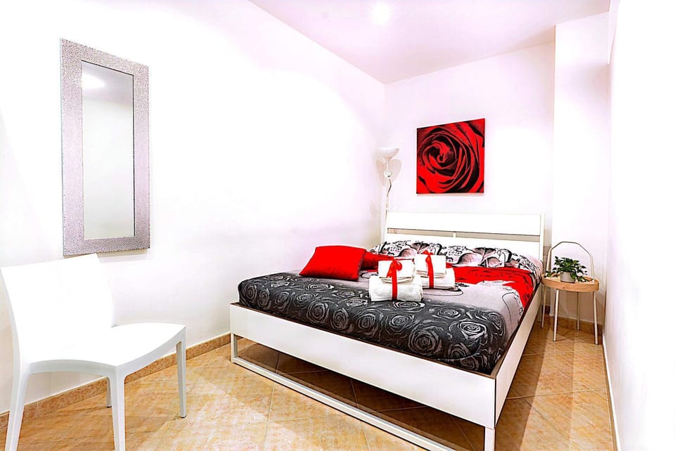 Bed, Photo of the whole room, Bedroom