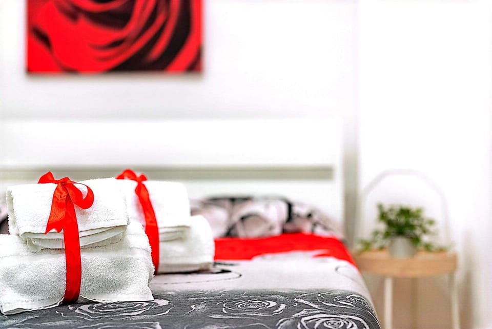 Bed, Photo of the whole room, Decorative detail, Bedroom, towels