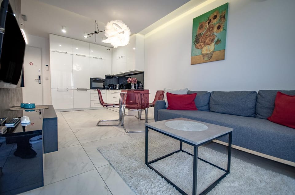 TV and multimedia, Living room, Seating area, Evening entertainment