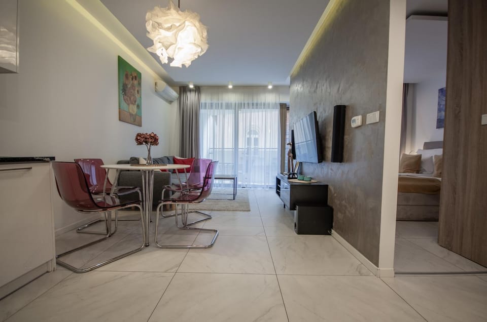 TV and multimedia, Kitchen or kitchenette, Living room, Seating area