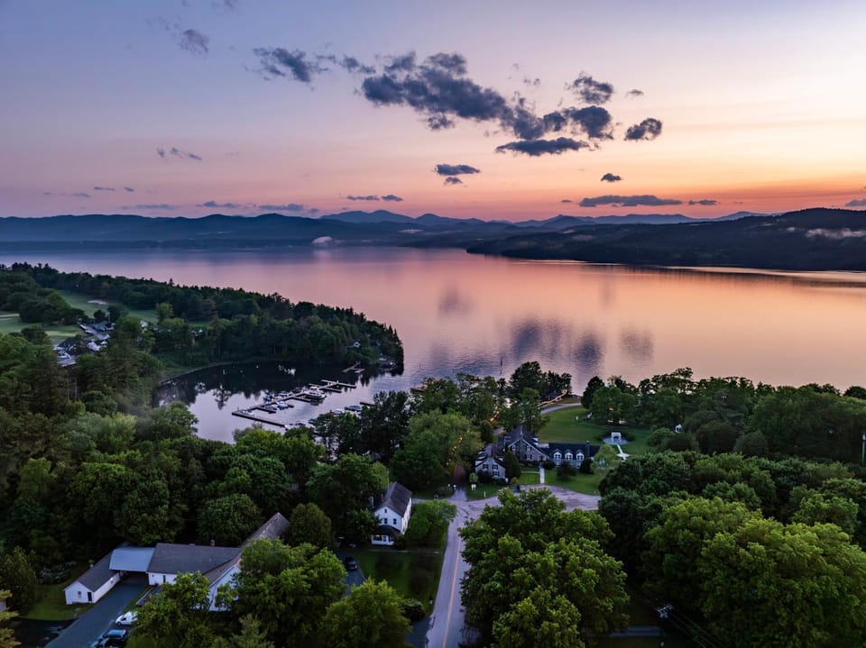 Property building, Fishing, Game Room, Golfcourse, Hot Tub, View (from property/room), Other, Beach, Canoeing, Hiking, Cycling, Kids's club, Animals, Guests, Lake view, Pool view, Sports, Entertainment, Dinner, Drinks, children, Family, internet, wedding