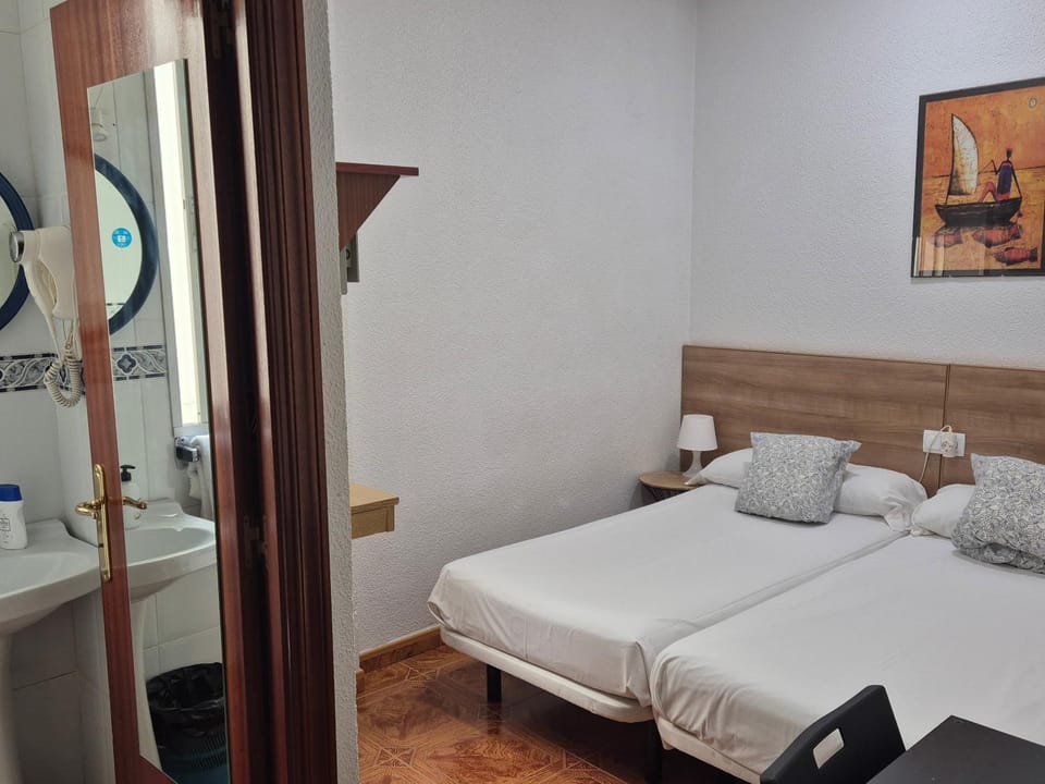 Hostal Zamorán -Madrid Centro Gran Vía Sol- Bed and Breakfast in Centro