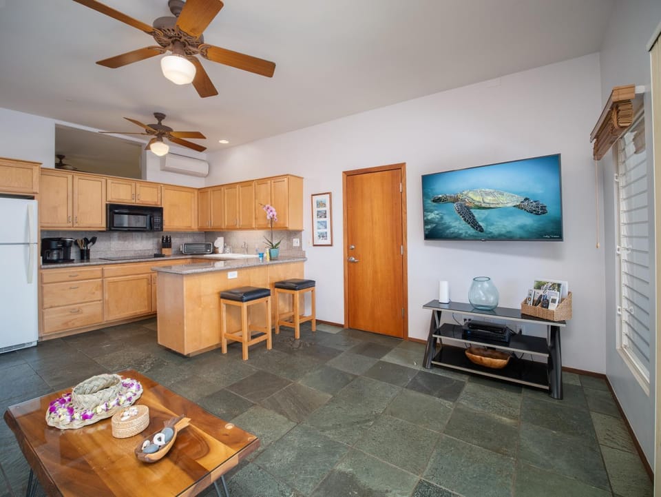 TV and multimedia, Kitchen or kitchenette, Dining area, stove, toaster