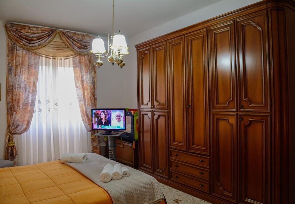 Bed, TV and multimedia, Bedroom, hair dresser, wardrobe