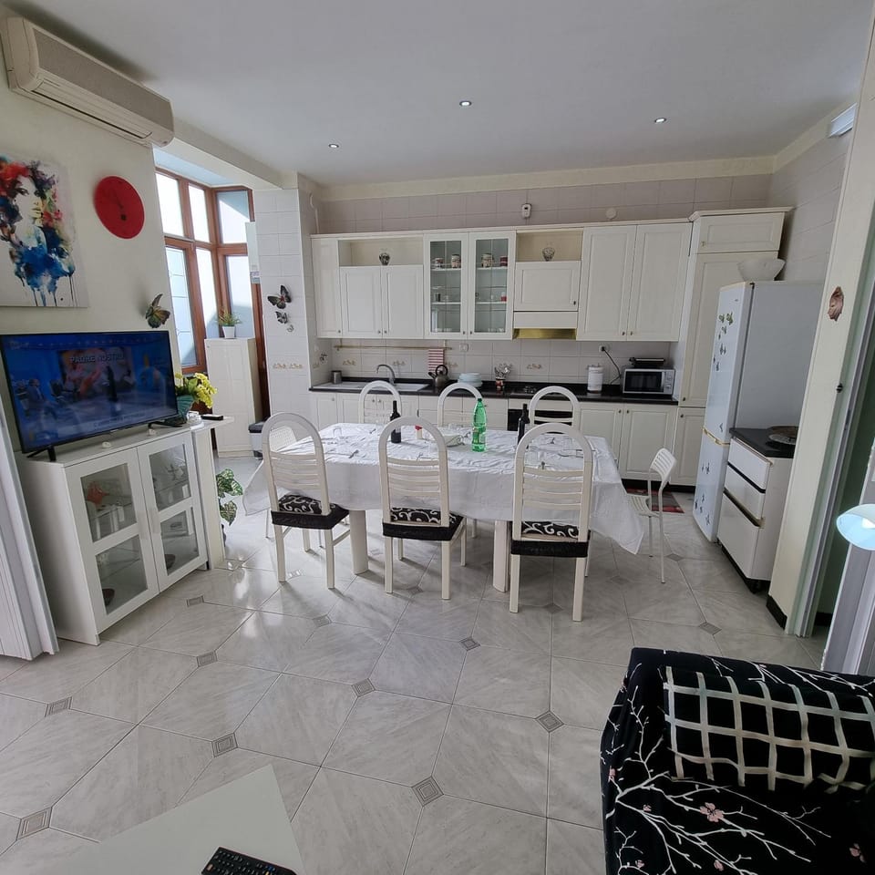 Kitchen or kitchenette, Living room, Dining area, oven, pet friendly, stove