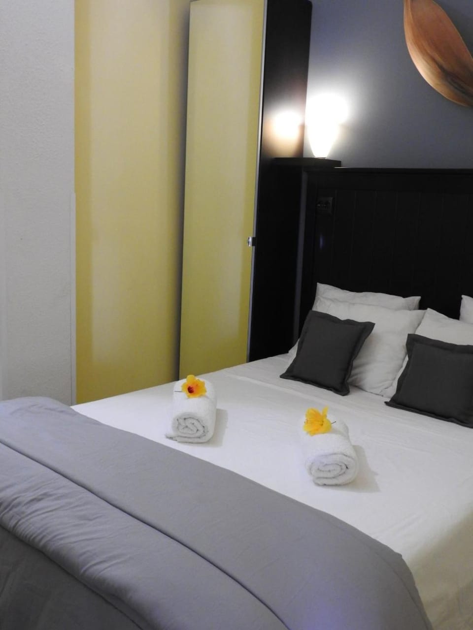 Bed, Photo of the whole room, towels