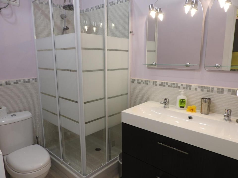 Shower, Bathroom, towels