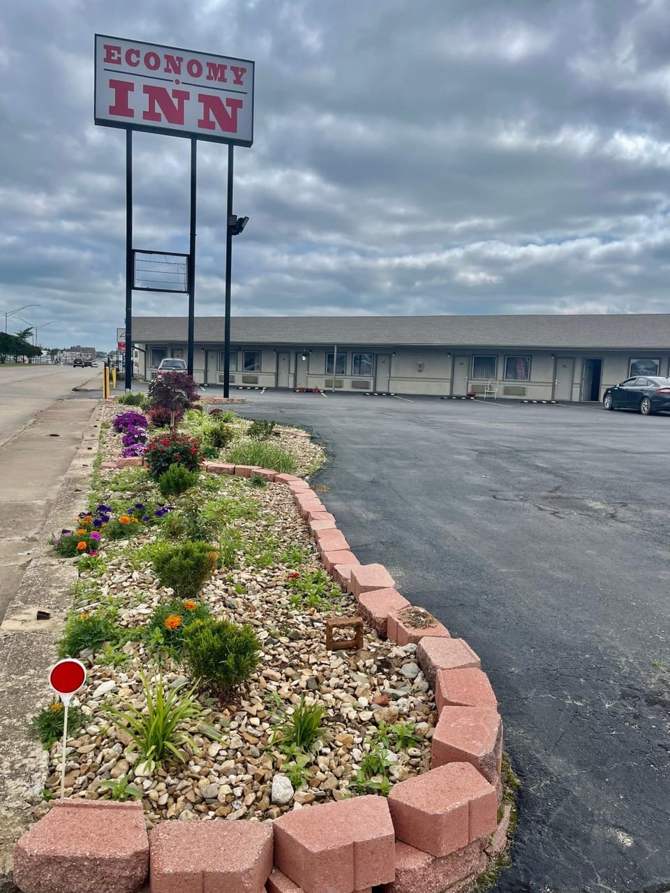 Property building, Spring, Neighbourhood, Garden, Street view, Parking