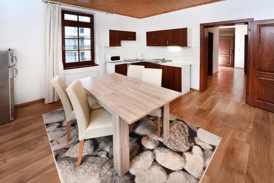 Kitchen or kitchenette, Seating area