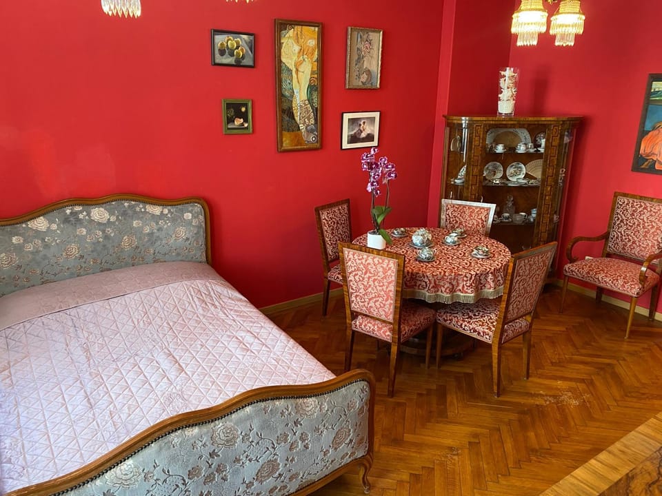 Bed, Living room