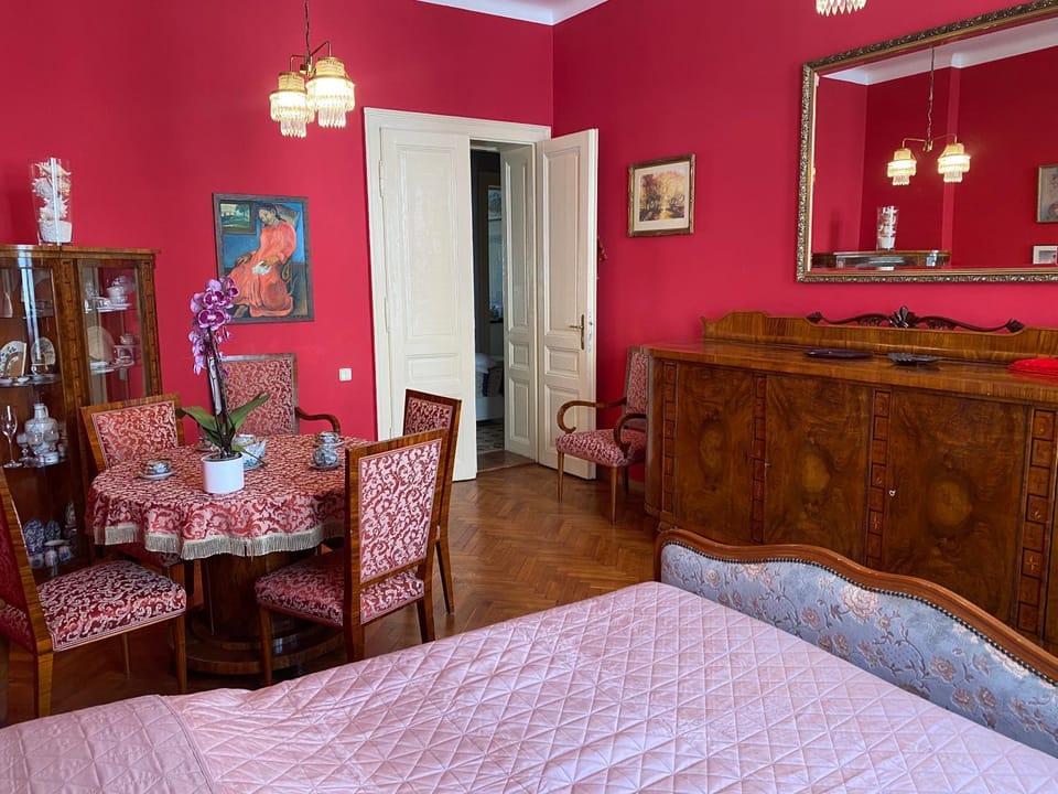 Bed, Seating area