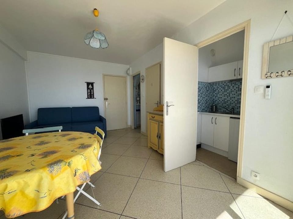 Studio vue mer au Lavandou avec parking - FR-1-308-64 Apartment in Le Lavandou
