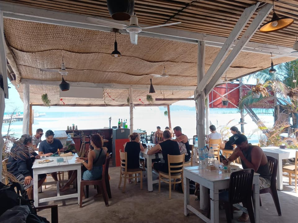 Restaurant/places to eat, Day, People, Food and drinks, Food, Guests, Sea view