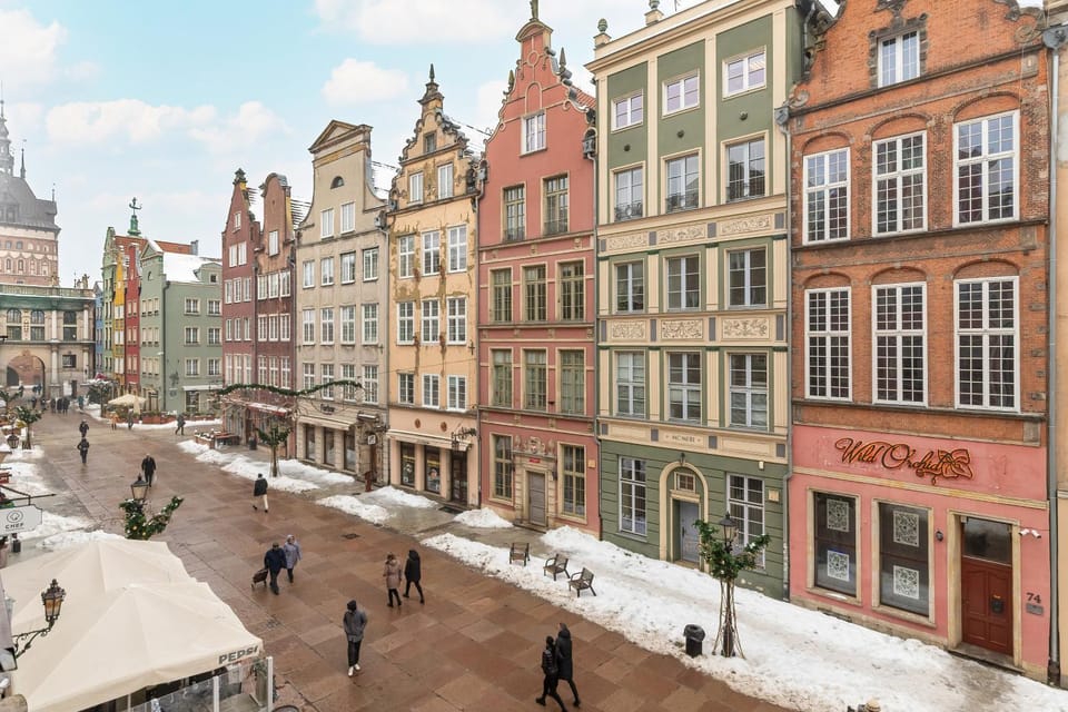 Property building, Nearby landmark, Day, Neighbourhood, Winter, City view, Street view, Location