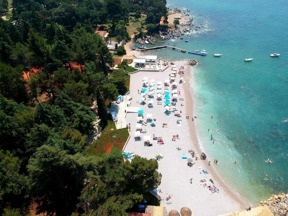Minigolf, Table tennis, Beach, Tennis court, Windsurfing