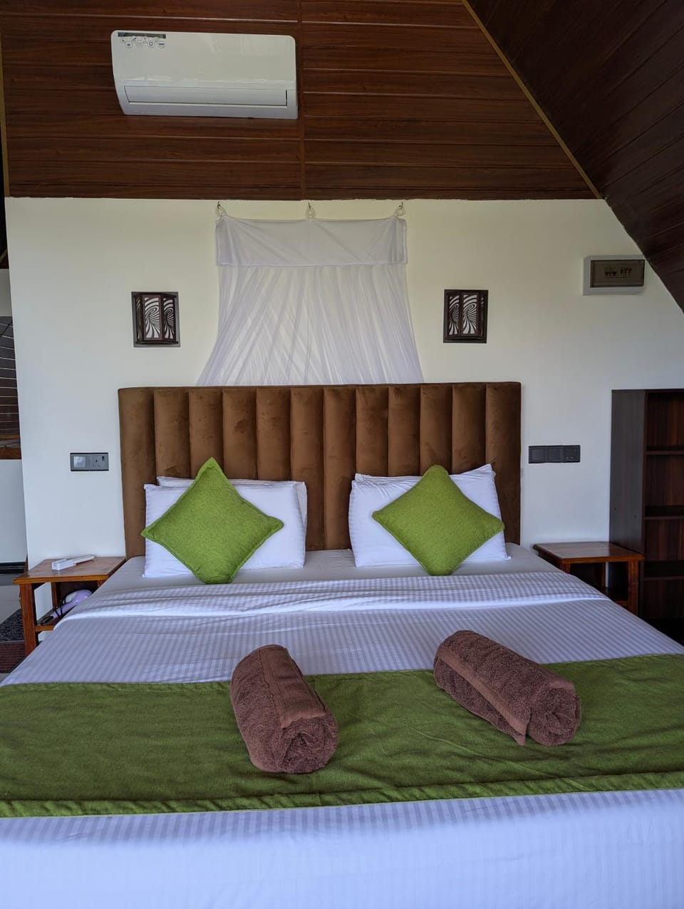 Bed, Photo of the whole room, towels