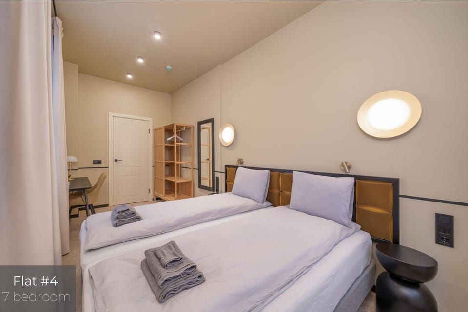 Bed, Bedroom, towels