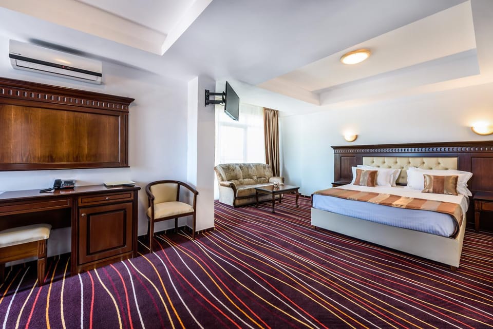 Photo of the whole room, air conditioner