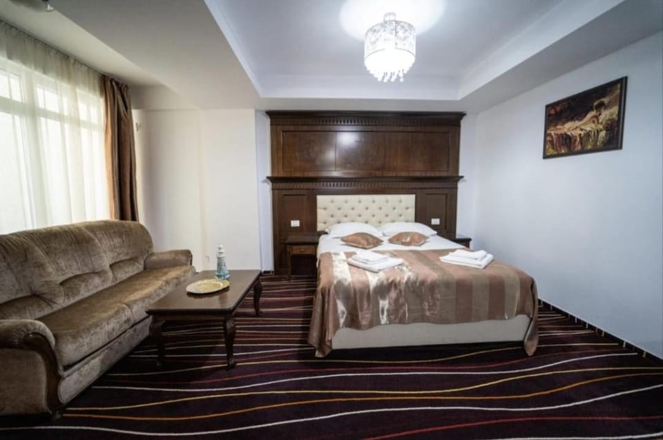 Shower, Toilet, Bed, Bathroom, TV and multimedia, Coffee/tea facilities, View (from property/room), Balcony/Terrace, children, young children, older children, group of guests, cot, Quiet street view, Inner courtyard view, hair dryier, internet, towels, air conditioner