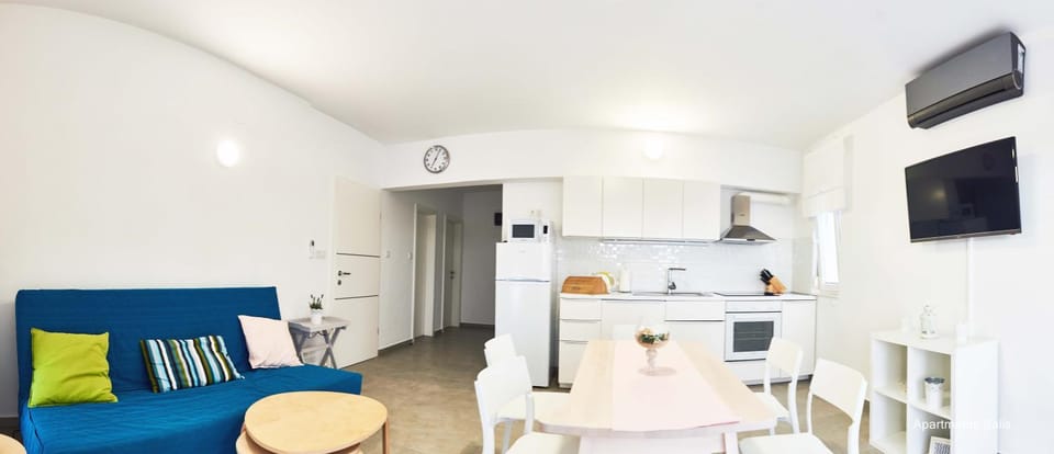 Kitchen or kitchenette, Living room, Seating area, Dining area