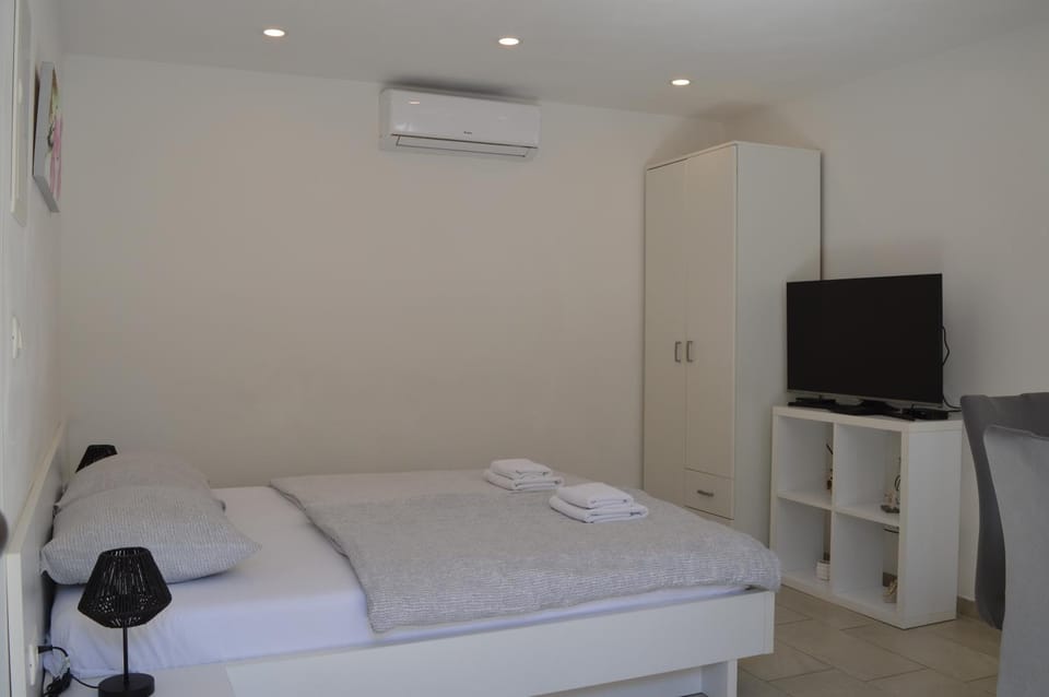 Bed, TV and multimedia