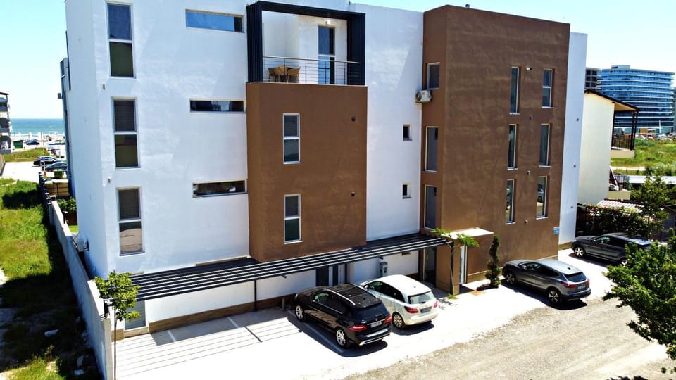 Property building, Nearby landmark, Facade/entrance, Beach, Parking