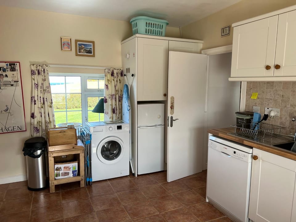 View (from property/room), Kitchen or kitchenette, Garden view, dishwasher, washing machine, washing machine