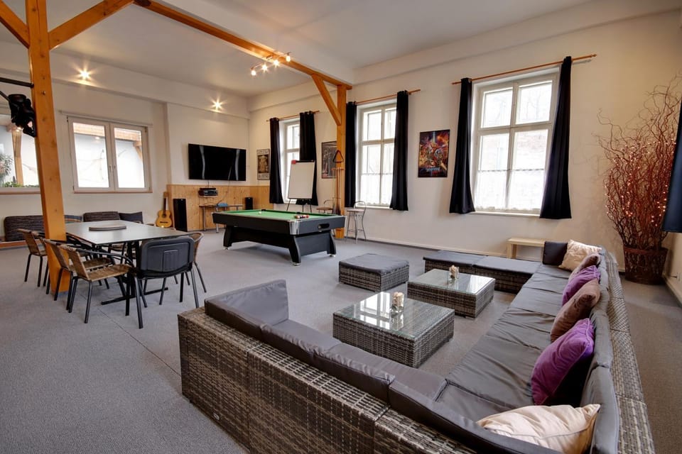 Communal lounge/ TV room, TV and multimedia, Living room, Seating area, Evening entertainment