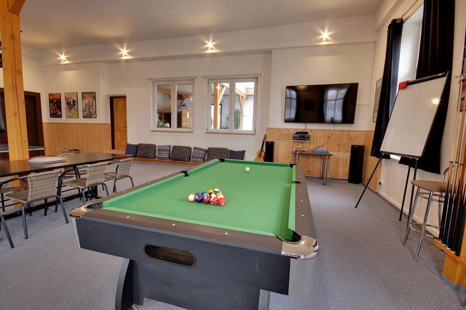 Billiard, Game Room