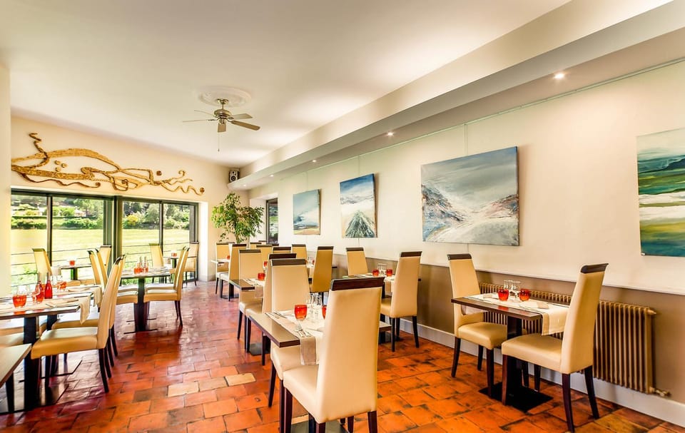 Restaurant/places to eat, Restaurant/places to eat, Banquet/Function facilities, Mountain view