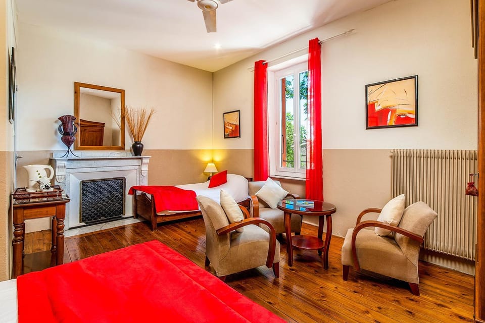 Shower, Bed, Coffee/tea facilities, Photo of the whole room, fireplace