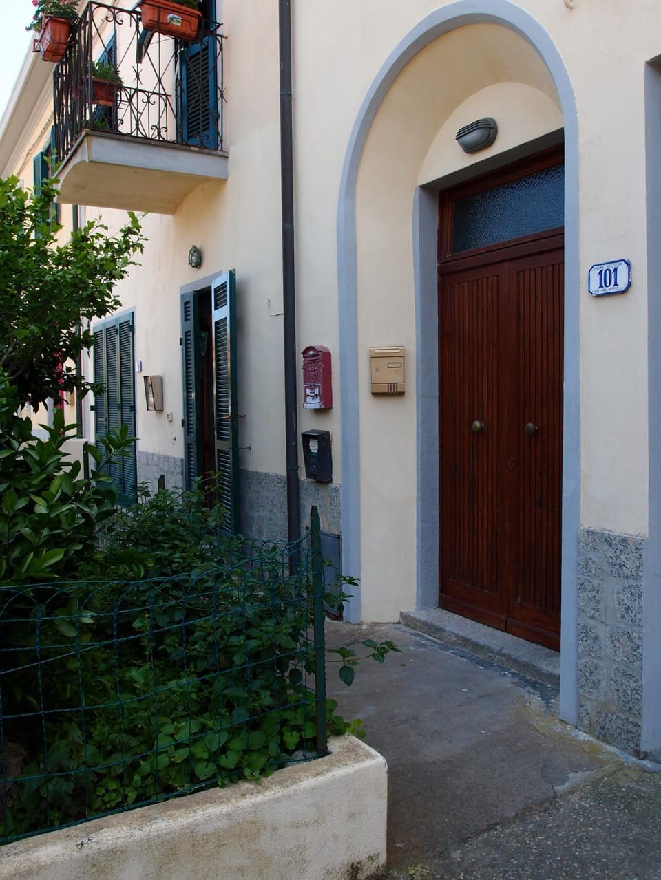 Facade/entrance, Neighbourhood, On site