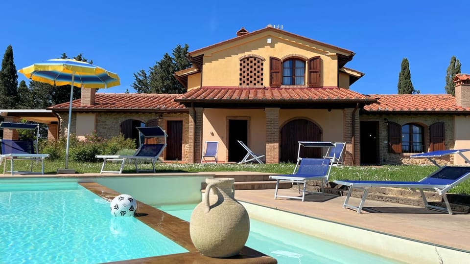 Property building, Patio, Day, Pool view, Swimming pool, sunbed