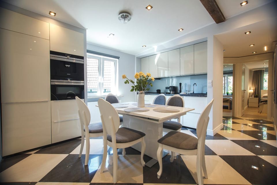 Day, Coffee/tea facilities, Kitchen or kitchenette, Photo of the whole room, Decorative detail, Dining area