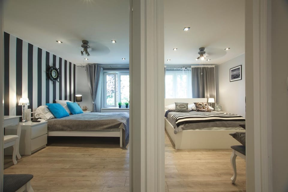 Bed, Day, Photo of the whole room, Decorative detail, Seating area, Bedroom