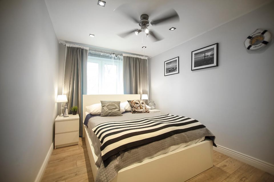 Bed, Day, Photo of the whole room, Decorative detail, Decorative detail, Bedroom