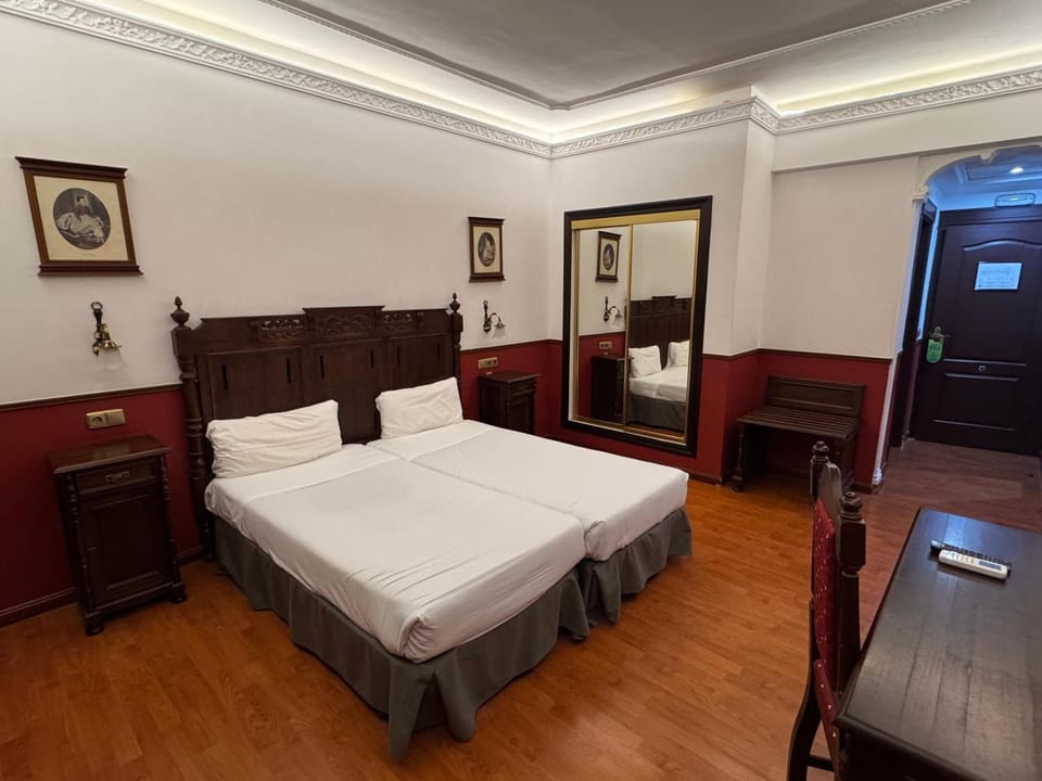 Bed, Photo of the whole room, Decorative detail, Area and facilities