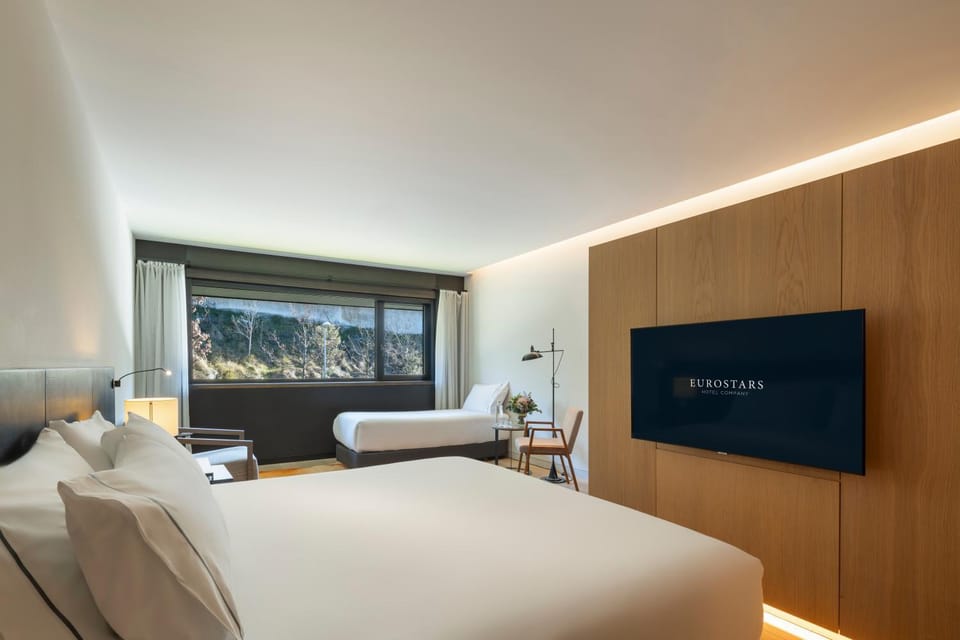 Bed, TV and multimedia, Photo of the whole room