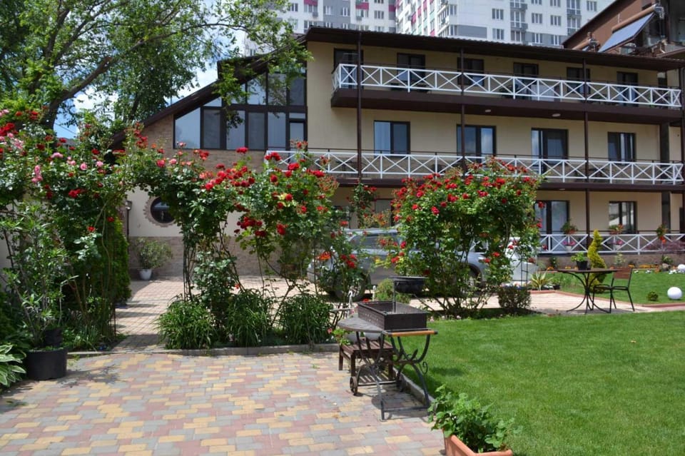 Property building, Facade/entrance, Garden