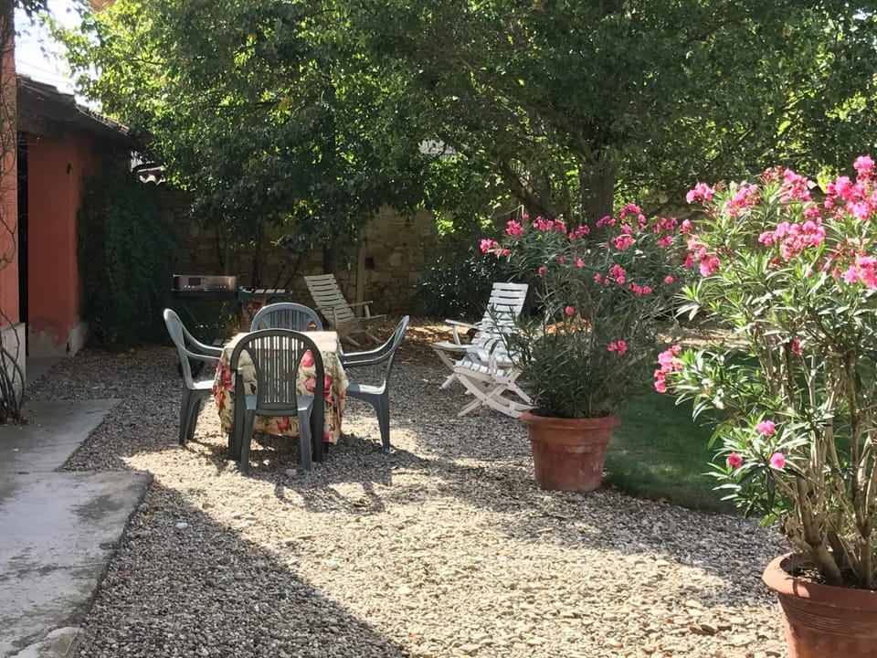 Patio, Restaurant/places to eat, BBQ facilities, Area and facilities