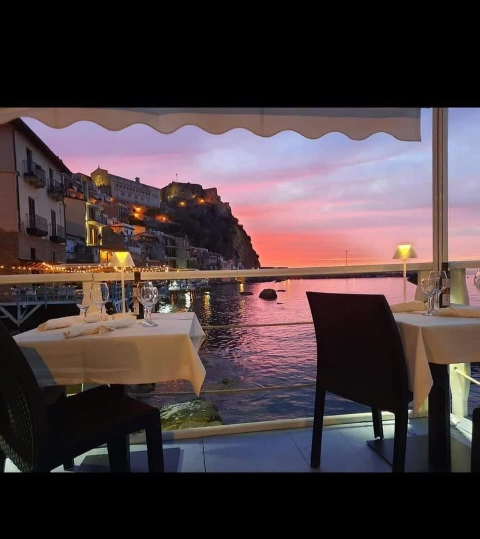 Property building, Restaurant/places to eat, Day, Natural landscape, View (from property/room), Balcony/Terrace, Banquet/Function facilities, Dining area, Sea view, Sunset