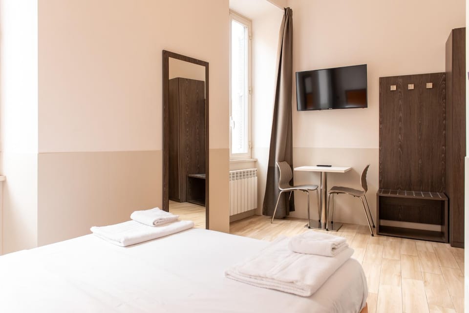 Bed, TV and multimedia, Photo of the whole room, Bedroom, towels, wardrobe