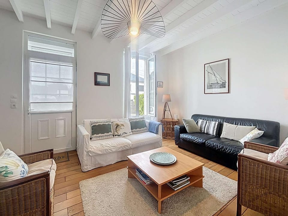 Villa au Calme avec Jardin, Proche Plage et Commerces, Wifi et Équipements Complets - FR-1-361-117 House in Jullouville