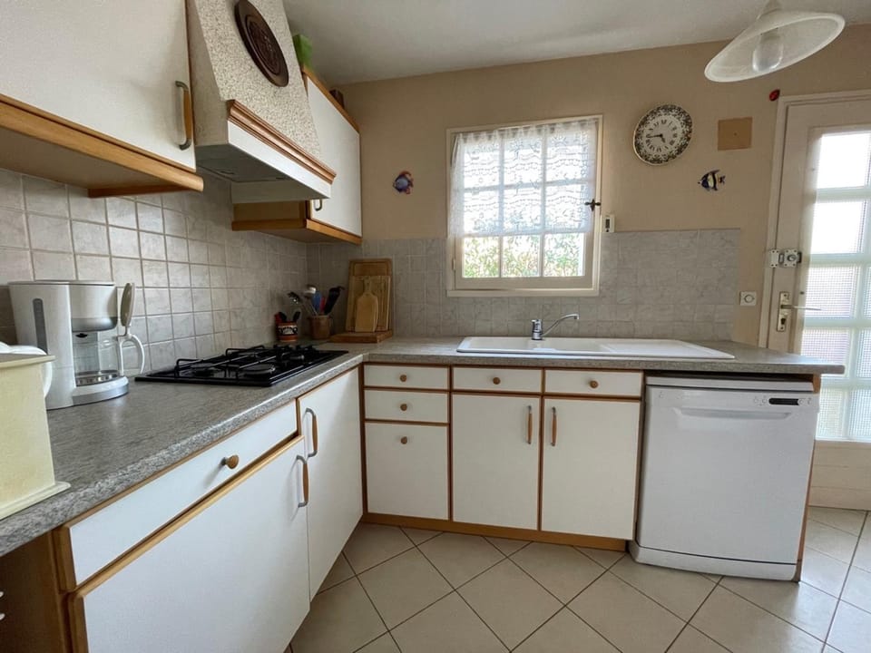 Villa 5 pièces avec jardin, à 400m de la plage et 600m des commerces, wifi et barbecue inclus - FR-1-361-20 House in Jullouville