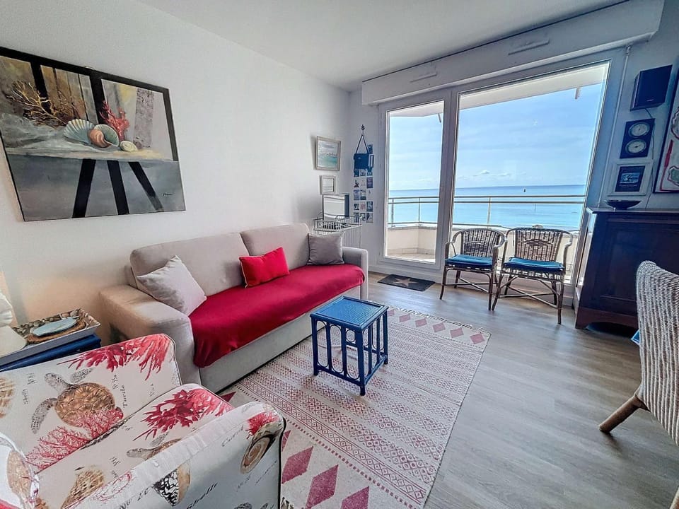 Appartement central avec balcon, parking privé - FR-1-361-66 Apartment in Granville