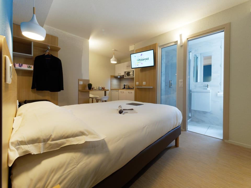 Bed, Kitchen or kitchenette, Photo of the whole room, Bedroom