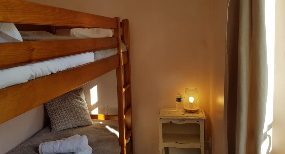 Bedroom, bunk bed