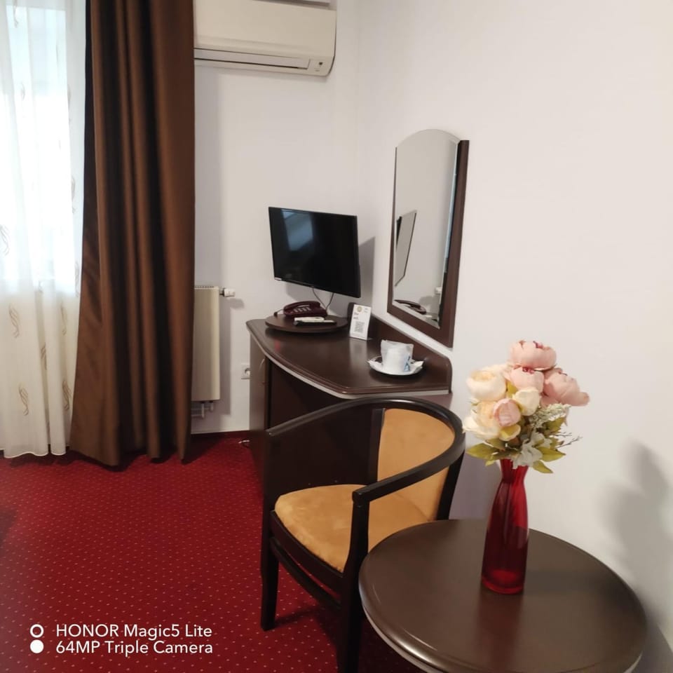 Communal lounge/ TV room, TV and multimedia, Living room, Seating area, Dining area, Evening entertainment, air conditioner